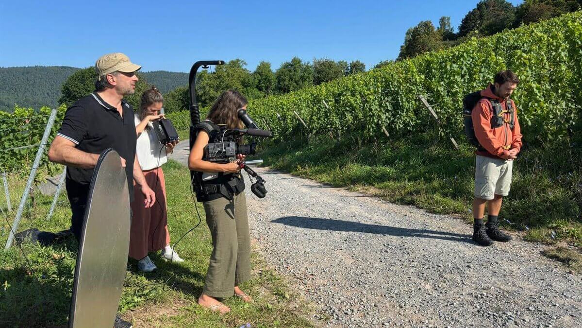 Imagefilm erstellen Kamerafrau Sandra Schmidt aus Augsburg beim Dreh im Weinberg