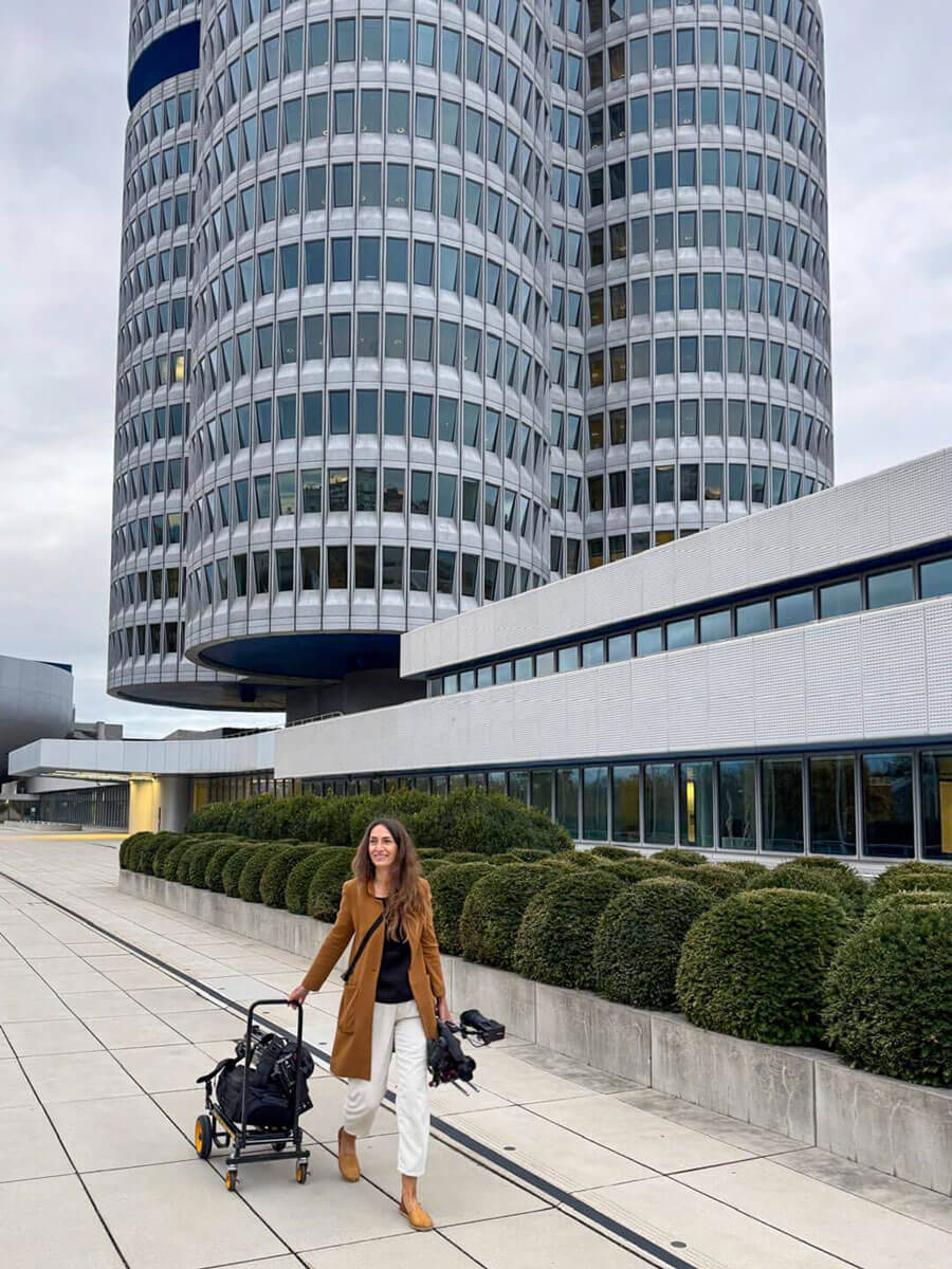 Sandra Schmidt mit Kameraausrüstung auf dem Weg zum Dreh
