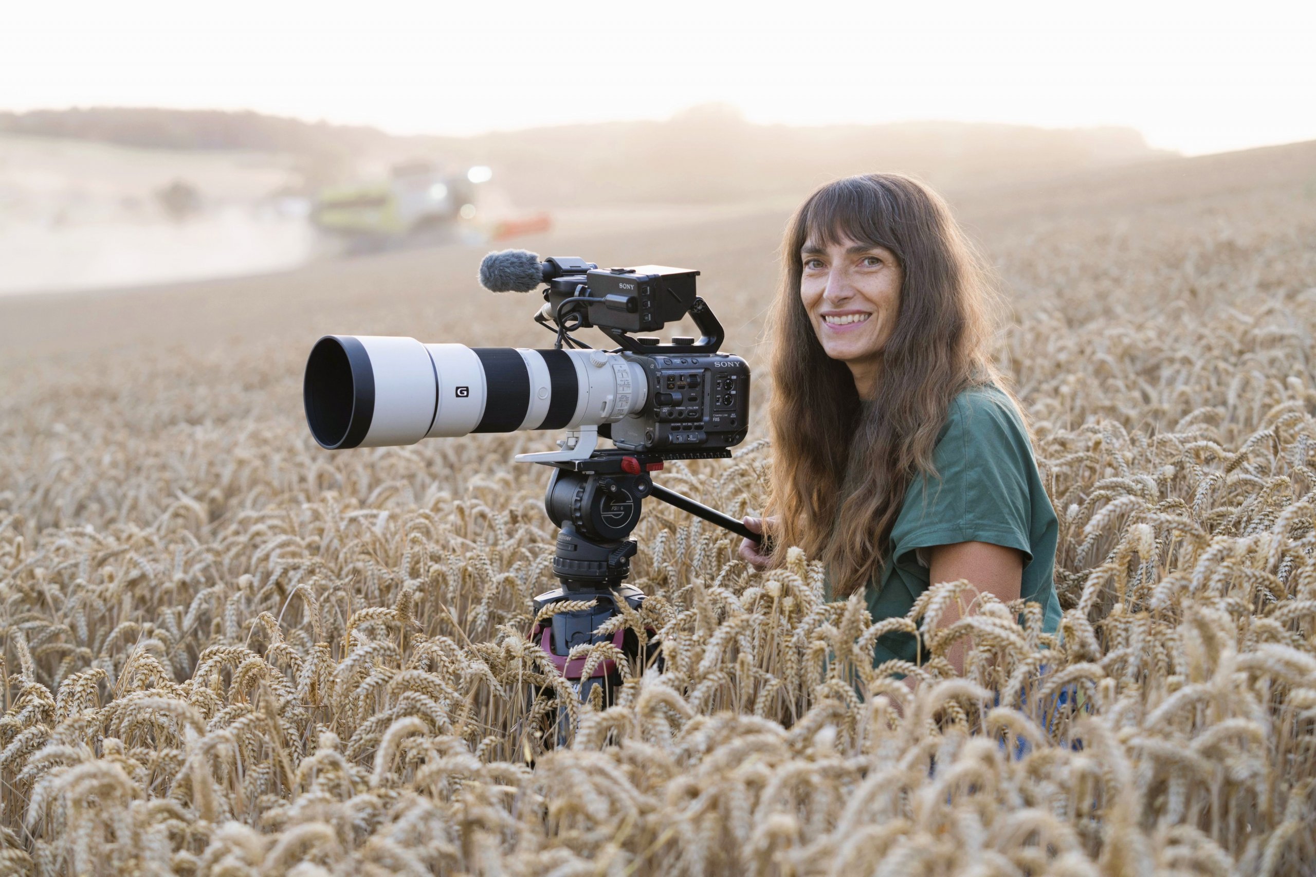 Sandra Schmidt bei Dreharbeiten im Feld mit Kamera 5