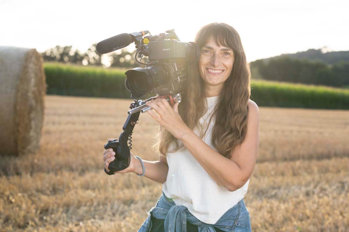 Sandra Schmidt Filmküche bei einem professionellen Videodreh mit einer Sony FX9 Kamera auf der Schulter.